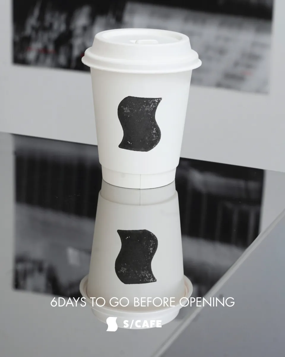 S/CAFEの白いテイクアウトカップ