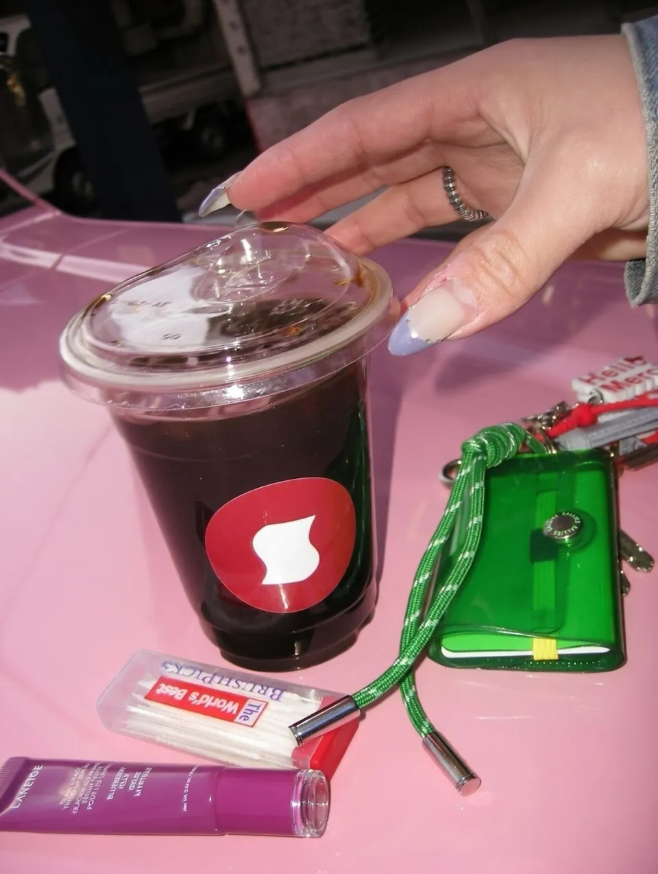 赤いSロゴのカップに入ったS/CAFEのアイスコーヒー