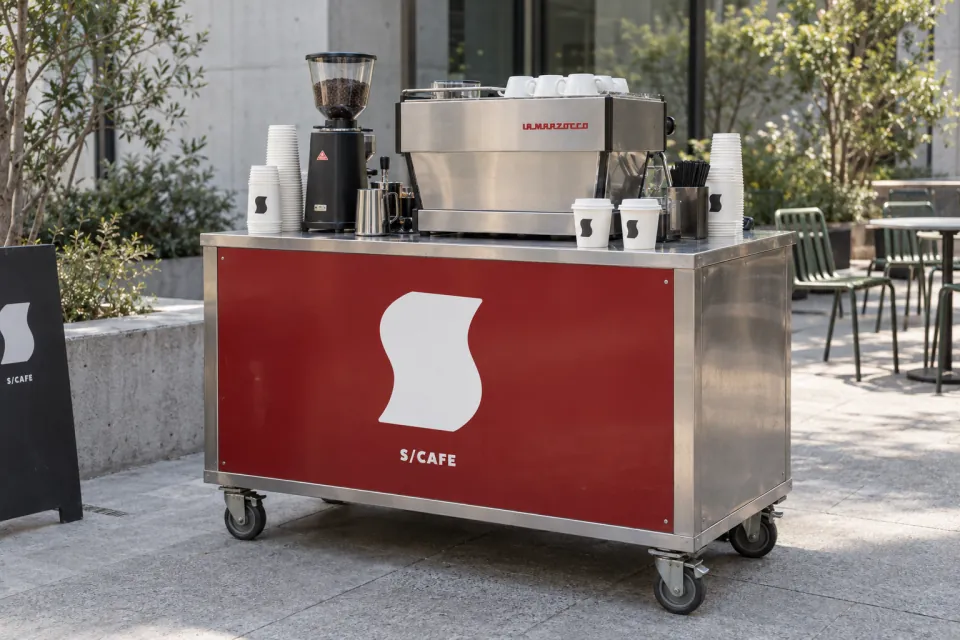 赤いS/CAFEロゴとステンレスを使った移動式カウンターの出店コンセプト。AI生成画像。
