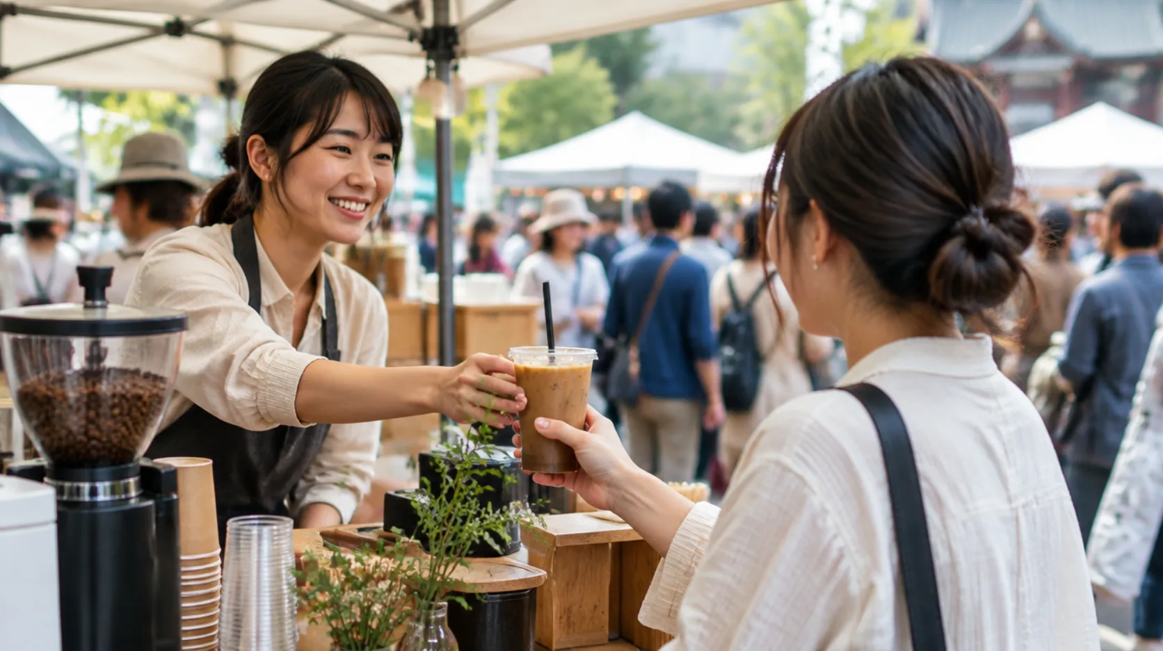 マルシェの人混みの中でコーヒーを手渡すバリスタのAI生成イメージ